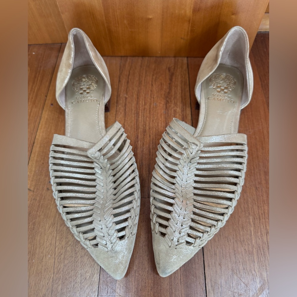 Vince Camuto Beige gold leather Strappy huarache sandals Flats 8.5 39. Women’s